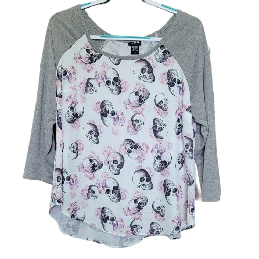 Torrid reglan skull with 3/4 sleeve